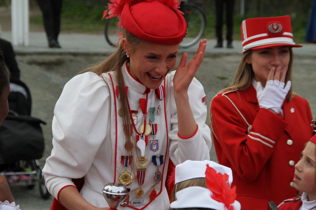 Glade musikanter i rød uniform