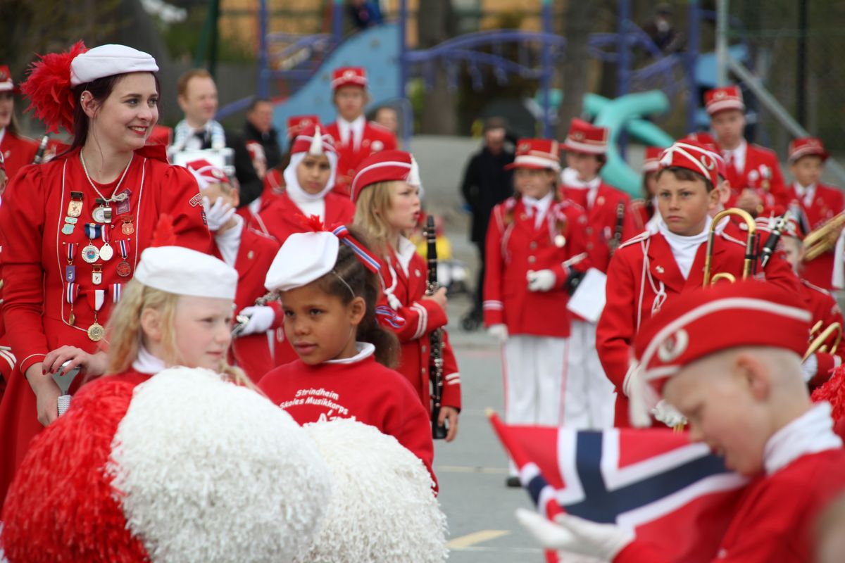 Minimusikere med dusker og flagg i 17. mai-toget